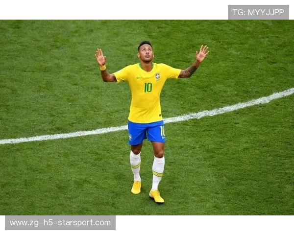 内马尔送出轻巧脚尖搓传，巴西锋线再次触及得分点