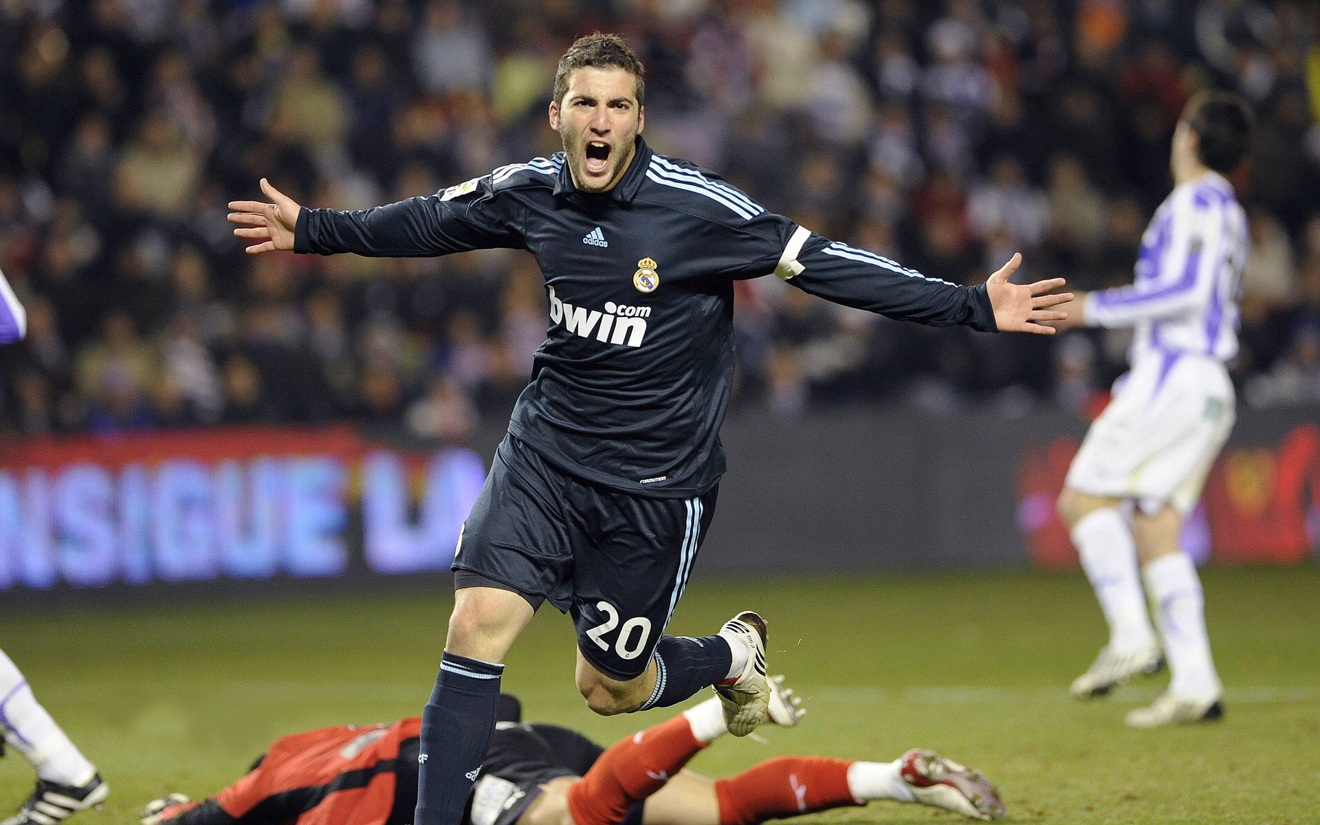 星空体育官网-中国足球鼓励高水平退役球员进入青训体系传承经验，退役足球运动员现状